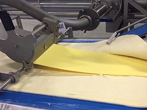 طي العجين على المادة الدهنية