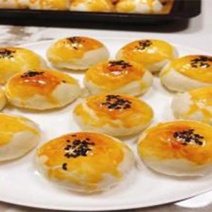 معجنات مغطاة بصفار البيض