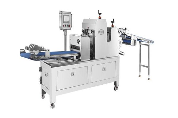 فرادة عجين ذات ثلاث أسطوانة